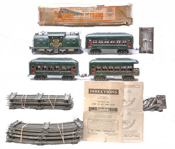 Lionel Dark Gr. NYC Set 266 254 610 610 612 OB: Lionel prewar O gauge dark green New York Central Lines passenger set no. 266, circa 1924-25 in set box containing; 254 electric 0-4-0 loco with nickel strap headlights, two 610 Pullmans, 612 observat