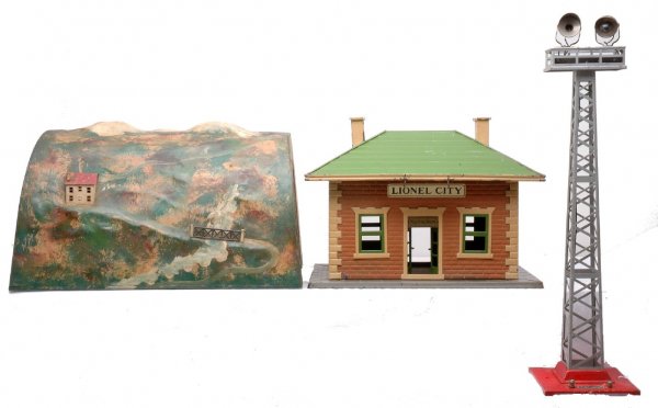 Lionel 92 Floodlight Tower 120 Tunnel 122 Station: Lionel prewar standard gauge accessories; 92 floodlight tower with red base and aluminum tower, 120 tunnel and 122 Lionel City Station with gray base, salmon walls, cream-buff building and window trim