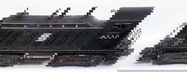 Lionel 6220 Santa Fe NW2 switcher: Lionel 6220 Santa Fe NW2 switcher, left front grabiron is broken, decals are 100% intact, a bit dirty but should clean C6.