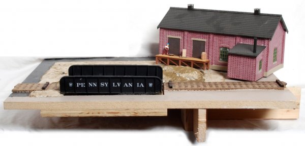 O gauge train water diorama scene with building: O gauge train water diorama scene with an unmarked building and a Pennsylvania girder plate bridge span that stretches a small water spot. This scene is mounted on 3/4 inch particle board and has a 1X