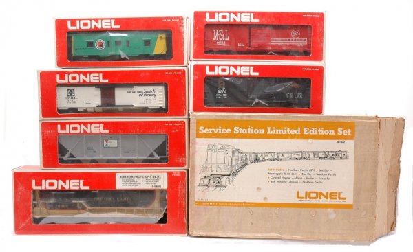 Lionel Northern Pacific Freight Set 1672 LN OBs: Lionel Northern Pacific freight set no. 1672 in individual OBs and set box containing; 8666 Northern Pacific GP-9 diesel, 9869 Santa Fe reefer, 9776 Southern Pacific boxcar, 9267 Alcoa covered hopper,
