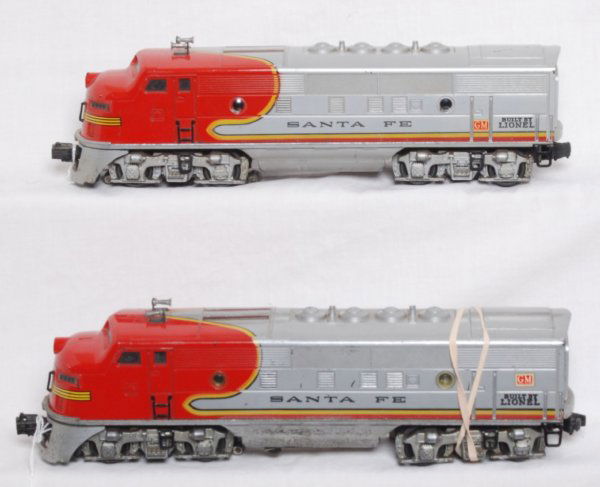 Lionel No. 2333 Santa Fe F3 diesel A units: Lionel postwar O gauge No. 2333 Santa Fe F3 diesel A units with screened roof vents. Powered unit has original porthole lens,missing rear shell mounting screws, clean battery compartment. Dummy unit h