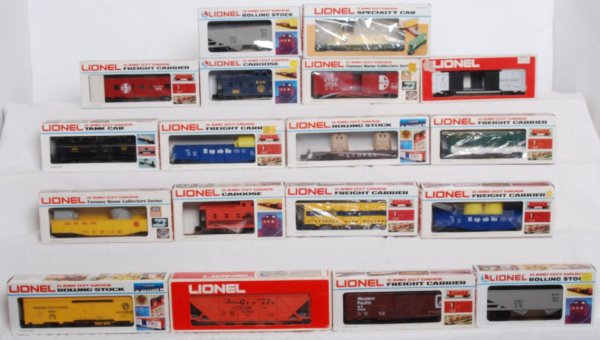 Lot of 18 Lionel cars: Lot of 18 Lionel cars, includes 9345 Reading searchlight, 9136 Republic gondola, 9452 Western Pacific boxcar, 9112 D&RG hopper, 9701 B&O boxcar, 9274 Santa Fe caboose, 9273 Southern caboose, 9283 Unio
