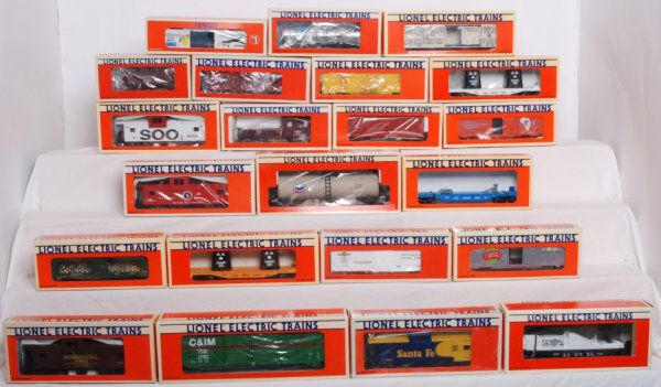 22 Lionel cars, 6431, 17901, 19419, 19709 etc..: Lot of 22 Lionel cars. Includes 6116 Soo ore car, 6903 Santa Fe caboose, 16808 Toys R Us boxcar, 19286 Sylvester and Tweety boxcar, 17207 C&IM boxcar, 17901 Chevron tank car, 16689 toxic waste car, 19