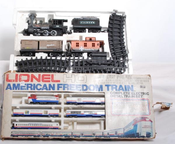 Lionel HO 2587 AFT and New Bright Set: Lionel HO 2587 American Freedom Train set in OB. Loco has one broken ladder, other cars in C8 condition. Set missing transformer. Set box in fair condition. Missing window, ends are torn and have duct