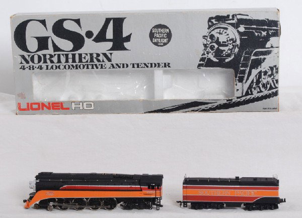Lionel HO Southern Pacific GS4: Lionel HO Southern Pacific GS4 in OB. Loco has loose drive wheel on one side and cracked drive wheel. Might be fixable. Looks C7-8. Sold as is.