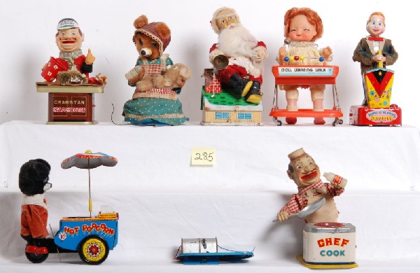 Lot of vintage battery operated toys, Cragstan...: Lot of vintage battery operated toys, Cragstan Crapshooter, Chef Cook, Doll Learning Walk, S&E Bear peddling Hot Popcorn cart, Santa sitting on a house, Bubble blowing Musician and Mother bear feeding