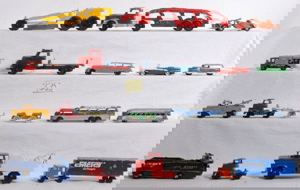 Huge lot of diecast vehicles, Tootsietoy, Hubley..: Huge lot of diecast vehicles, Tootsietoy, Hubley, Matchbox, Midgetoy, Dinky, Ralstoy, Lesney, Corgi Major, Goodee, Structon and possibly others. Please view the photographs for the best description an