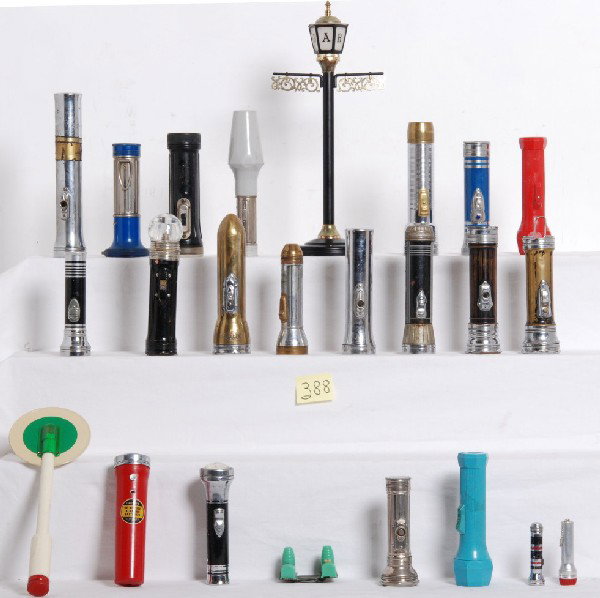 Twenty-five vintage hand held flashlights and othe: Twenty-five vintage hand held flashlights and other lights. Eveready: blue plastic body, two C cell; same in red; metal body, two D cell; metal body, two D cell; metal body, three D cell; metal body, 
