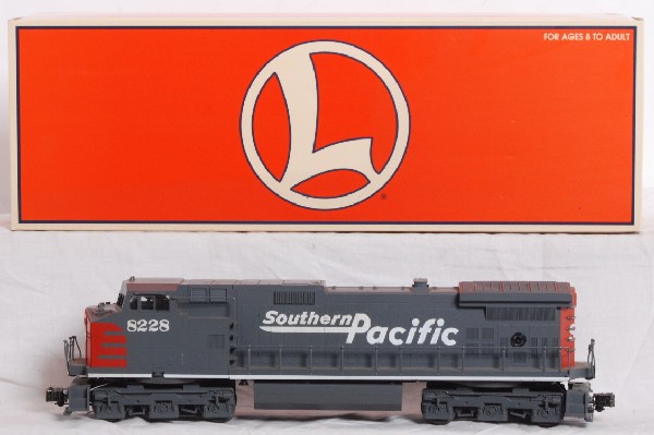 Lionel Southern Pacific Dash 9 18228 TMCC: Lionel 18228 Southern Pacific Dash 9 in OB. Loco features TMCC and Rail sounds. Loco is missing snow plow and has horn broken off. Otherwise C8.