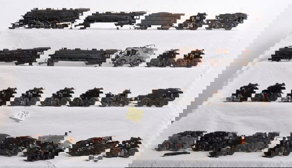 Lot of O gauge electric steam loco motors, shells: Lot of O gauge electric steam loco motors, shells and a Marx New York Central tinplate tender. Lionel 1666, 1655, 675 and a shell missing number boards. Twenty one motors that could be prewar, postwar