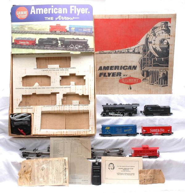 Am Flyer The Arrow Freight Set no. 20605 Boxed: American Flyer S gauge The Arrow freight set no. 20605, circa 1960 in set box containing; 21105 Reading Lines 4-4-2 Atlantic loco and tender, 24225 Santa Fe hopper with gravel load, 24066 Louisville &