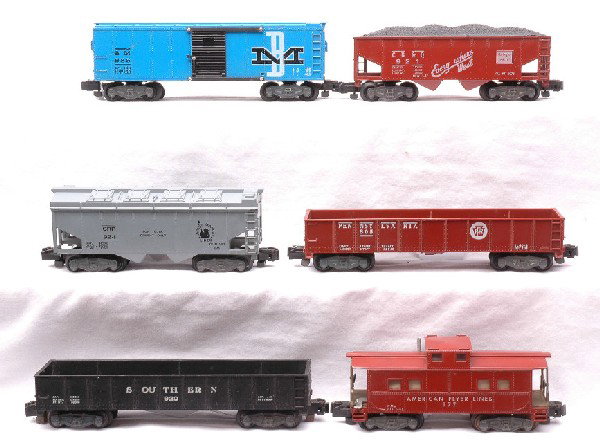 Am Flyer Freights 805 920 921 924 985 977: American Flyer S gauge freight cars; 805 Pennsylvania gondola, 920 Southern gondola, 921 C.B.&Q. hopper with coal load, 924 Jersey Central cement hopper, 985 Boston and Maine boxcar and a 977 caboose.