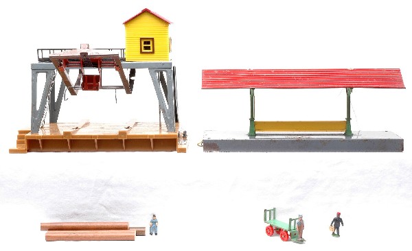 Am Flyer 586F Wayside Station 787 Log Loader: American Flyer S gauge 586F wayside station with a green cart and two figures, C5, and a 787 log loader with logs that has an inch crack in the side of the base, C5-6.