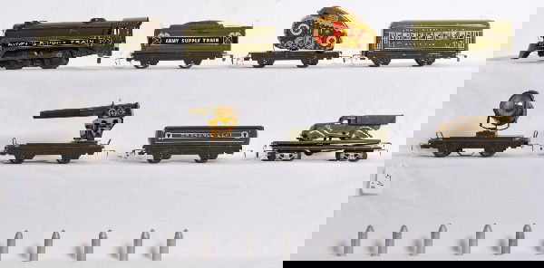 Scarce Marx military set 500 loco w/952, truck unl: Marx prewar O gauge military train set with 500 Army Supply Train loco; tough 952 Army Supply Train box tender; field gun; flat with khaki lithographed tank, clock work motor; electric searchlight; Or