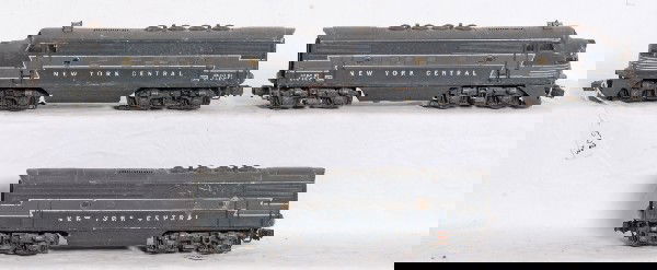 Lionel No. 2334P, 2334T, and B unit, NYC F3 diesel: Postwar Lionel O gauge No. 2334 New York Central F3a diesel units with an unnumbered NYC F3b diesel unit. Units have original porthole lens and louvered roof vents. Powered unit has a missing plastic