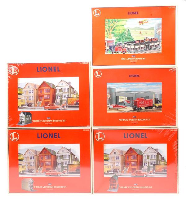 Lionel 12951 12975 12976 12677 12652 MIB: Lionel factory sealed building kits; 12951 airplane hangar, 12975 Steiner Victorian, 12976 Dobson Victorian and 12977 Kindler Victorian in OBs, C10. Also included is 12952 Big L Diner in OB, C9.