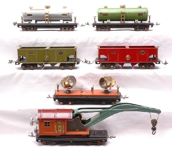 Lionel Freight Cars 816 816 820 815 815 810: Lionel prewar O gauge 800 series freight cars including; 816 olive green hopper, 816 red hopper, 820 terra cotta searchlight car, 815 silver Sunoco tank, 815 pea green tank and a 810 crane with terra 