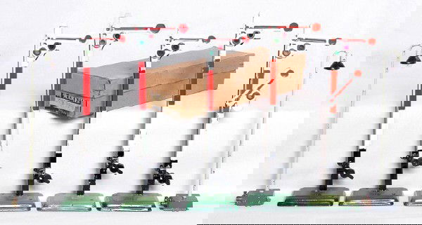 Five Marklin gauge 0 1 semaphore signals. 2 lamps: Five Marklin gauge 0 or 1 semaphore signals and two lamp posts, all in low excellent C5 condition with some small paint chips, includes one 3600D original box.