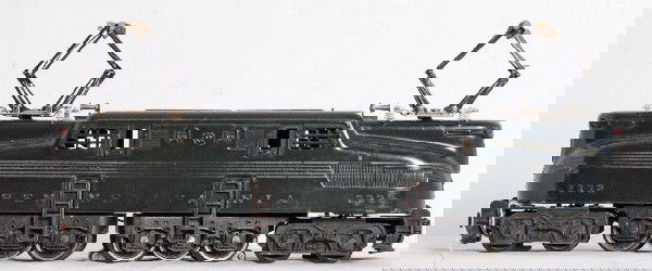 Lionel No. 2332 PRR GG-1 electric loco: Postwar O gauge Lionel No. 2332 Pennsylvania green five stripe GG-1 electric locomotive, C6.
