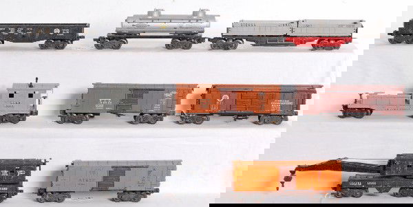 Lionel 6465, 3359, X6454, X2758, 6419, 6460, 2452: Postwar O gauge Lionel No. 6465 Sunoco tank, 3359 twin bin dump car, two X6454 boxcars (one A.T.&S.F. and one N.Y.C.), X2758 Pennsylvania double door automobiles boxcar, 2452 Pennsylvania gondola, 641