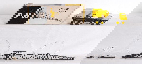 Lionel 6828-100 crane in OB: Lionel Postwar O Gauge 6828-100 P&H crane in OB. Crane appears unbroken and complete light yellow variation C7-8.