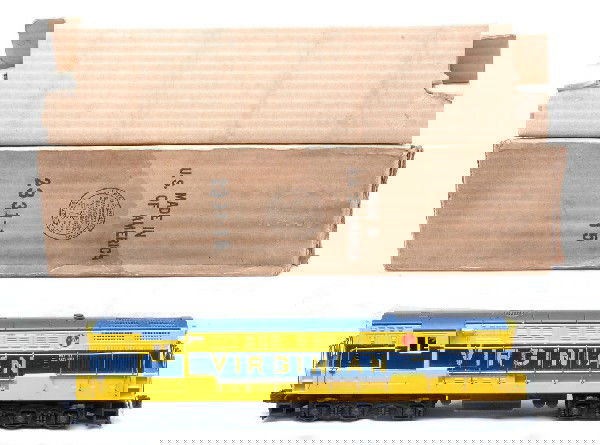 Lionel 2331 Virginian FM Diesel w/Gray Mold LN OB: Lionel postwar 2331 Virginian FM Train Master diesel that has the harder to find gray body mold that has painted blue and yellow stripes in OB stamped 2331B with original cardboard insert and wrap. Th