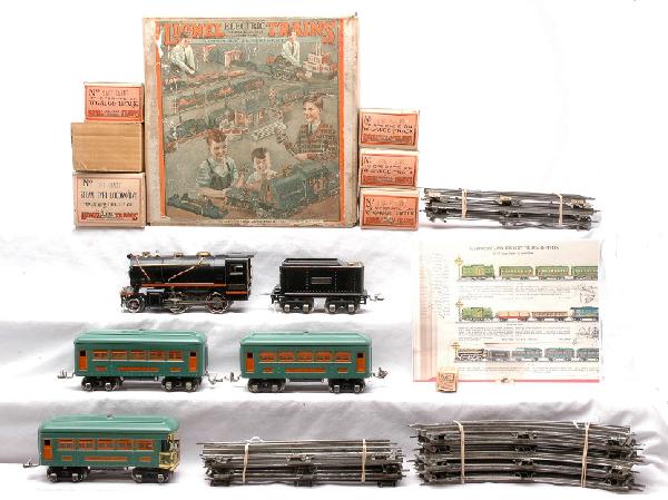 Lionel Peacock Passenger Set no. 236 Boxed: Lionel prewar O gauge peacock passenger set no. 236, circa 1930 in individual OBs and set box containing; 258 black 2-4-0 steam loco with original cardboard insert and 258T tender, both with orange st