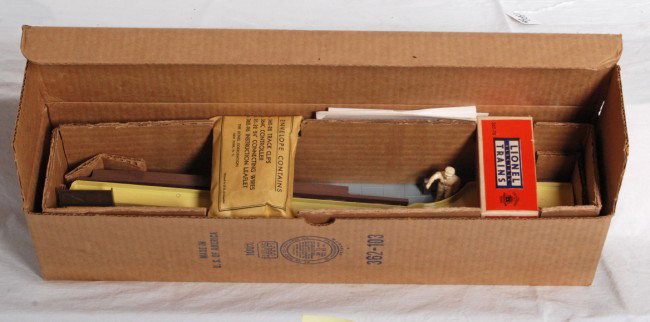 Lionel 362 barrel loader: Lionel Postwar O Gauge 362 barrel loader. Factory sealed packet, insert, barrels, service station booklet. As good as it gets. C9-10 all the way around.