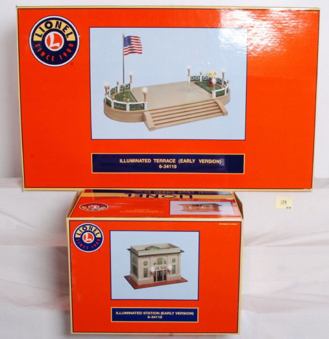 Lionel 34119 Terrace and 34118 station: Lionel modern tin plate 34119 terrace and 34118 station both in OBs. Items are in early cream and green paint colors. Items are in C8-9 condition and look displayed only.