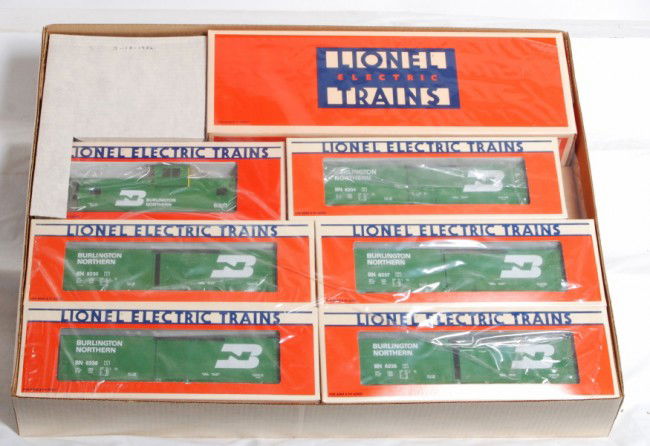 Lionel Burlington Northern Limited set: Lionel modern O Gauge 1552 Burlington Northern Limited set in OB. Trains are high C8 condition with only very light roller and wheel marks on loco and cars. OBs very nice, set box shows some shelf wea