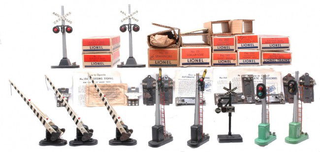 Lionel 140 2-151 2-153 2-154 3-252 OBs: Lionel postwar accessories; 140 banjo signal with 145C controller and instruction sheet, two 151 semaphores with 153C controllers, original cardboard inserts and one with wrap, two 153 automatic block