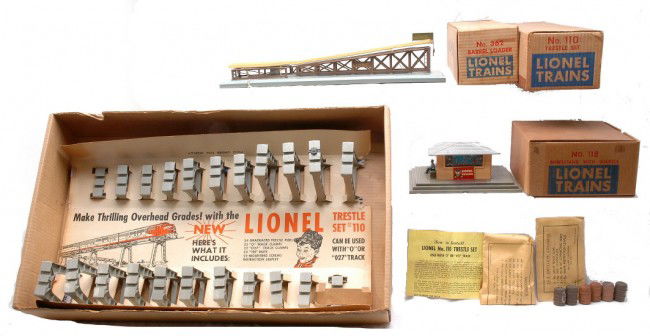 Lionel 118 Newsstand 362 Barrel Loader 110 Boxed: Lionel postwar 118 newsstand with whistle and 362 barrel loader with envelope and six wooden barrels both in OBs. The 362 is missing the man. Also included is a 110 trestle set with an original advert