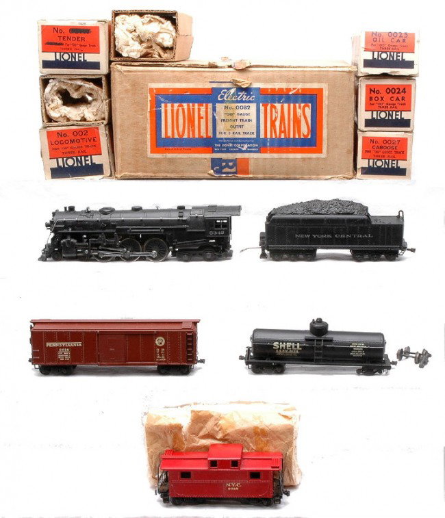 Lionel OO Ga. Freight Train Set no. 0082 Boxed: Lionel prewar OO gauge freight train set no. 0082 for 3-rail track in individual OBs with original wraps and set box containing; 002 black 4-6-4 steam loco with original cardboard insert, 002T New Yor