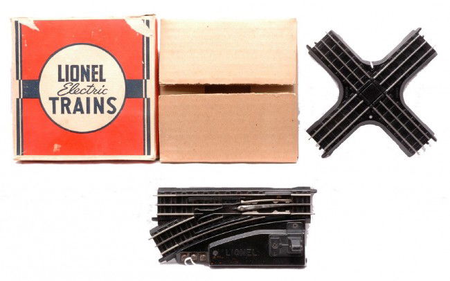 Lionel no. 0070 90-Degree Crossing 0072 Switch LN: Lionel prewar OO gauge no. 0070 90-degree crossing for 3 rail track in OB with original cardboard insert. Also included is an 0072 remote control left hand switch. The 0070 and 0072 are C8. The OB has