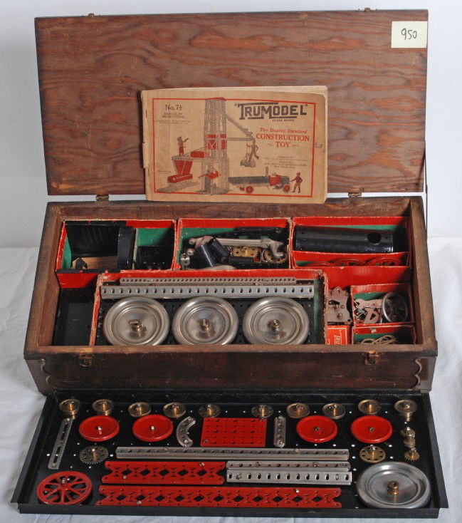 Gilbert 1928 Tru-Model No 7 1/2 truck set: Gilbert 1928 Tru-Model No. 7 1/2 truck set in original wooden box. These sets were marketed through Sears and Roebuck. Set is complete and correctly displayed in original containers. Contents are gene
