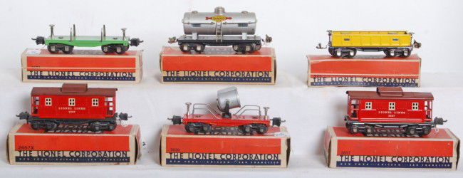 Large lot of Lionel prewar O ga. freight cars in: Prewar Lionel O gauge No. 2657X caboose, 2657 caboose, 2620 floodlight car missing lens, 654 Sunoco oil tank car, 2651 lumber car, and 652 gondola with four wooden barrels. Trains should clean and pol
