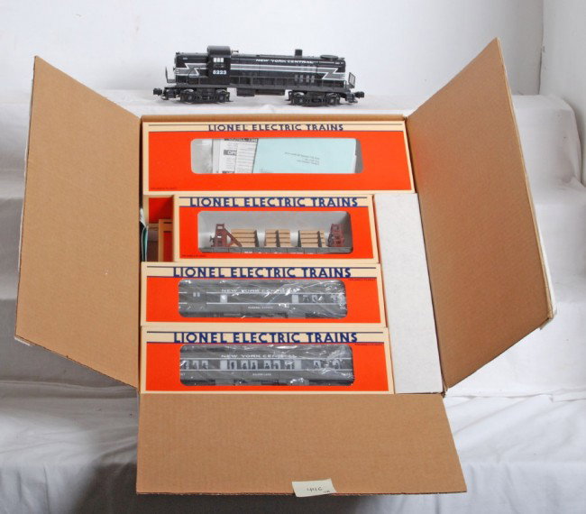 Lionel 11744 New Yorker freight and pass. set: Lionel modern O Gauge 11744 New Yorker Passenger/Freight Set,C8. Includes 18835 New York Central Alco RS3 Diesel Engine, 16903 Canadian Pacific Flatcar with Wood Load, 19819 Poultry Car, 19605 Hudson 