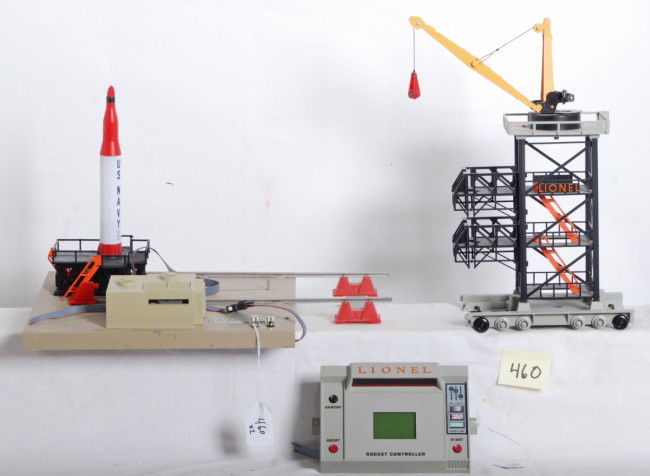 Lionel 14237 #175 rocket launcher: Lionel modern O Gauge 14237 #175 rocket launcher. Launcher features smoke and lights. Launcher looks C7+ however flat cable that connects controller has been cut and will need repaired. Also some scen