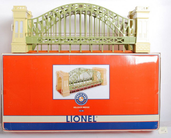 Lionel 32904 Hell Gate bridge: Lionel modern O 32904 Hell Gate bridge in OB. Bridge is C7 area with some light scratches on the bridge towers and some warping around the screw holes in the bridge deck base. OB has corner wear.