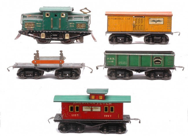 AF Uncatalogued Montgomery Ward Special Set: Scarce American Flyer prewar O gauge uncatalogued Montgomery Ward special lithographed freight set containing; 7010 green steeple cab 0-4-0 electric loco missing the bell, 1146 black flatcar, 1115 yel