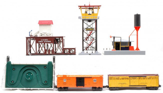 Lionel Accessories 2306 2318 9224 12701 LN: Lionel accessories including; 2306 icing station with a 6700 Pacific Fruit Express refrigerator car, 2318 operating control tower, 9224 Churchhill Downs operating horse car and corral and a 12701 dies