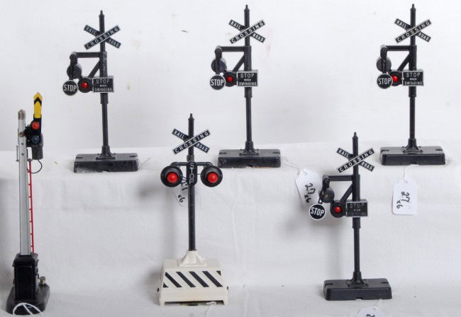 Four Lionel 140, 151, 155 postwar O gauge accessori: Postwar Lionel O gauge operating accessories, four 140 banjo signals, 151 semaphore, and 155 block signal. Accessories look C6 area with touchups and layout paint. Nice layout ready lot of usable item
