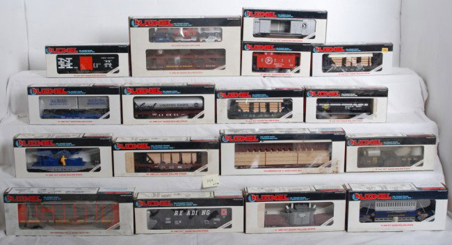 17 Lionel freight cars 16307, 16349, 16372, etc. : Lionel modern O Gauge freight cars, seventeen total including 16208 Pennsylvania auto carrier, 19218 New Haven boxcar, 16307 Nickel Plate flat with trailers, 16348 liquefied petroleum car, 19312 Readi