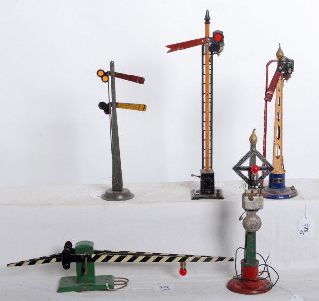 American Flyer wide gauge operating accessories: Prewar American Flyer wide/standard gauge operating accessories. Semaphores, bell ringing signal, and a crossing gate, nicer C6 area. Some should clean to look a little better.