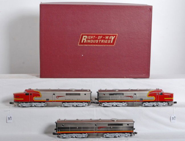 Right of Way Santa Fe Alco PA A-B-A: Right of Way number 5500 modern O Gauge Santa Fe Alco PA A-B-A set in OB. Locos come with original paperwork and are high C8 condition with run time. OB has very light corner wear. One loco powered, o