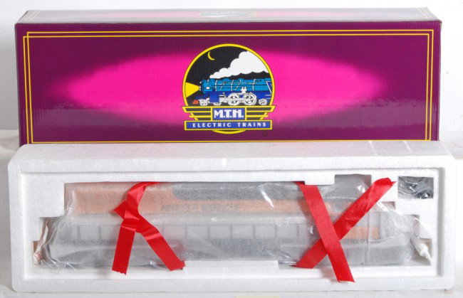 MTH Great Northern SD45 with Proto: MTH modern O Gauge MT-2104LP Great Northern SD45 in OB. Loco features Protosound, Protosmoke, directional lighting and more. Loco appears factory wrapped C9-10.