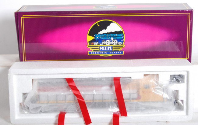 MTH Santa Fe SD45 with Proto: MTH modern O Gauge MT-2105LP Santa Fe SD45 in OB. Loco features Protosound, Protosmoke, directional lighting and more. Loco appears factory wrapped C9-10.