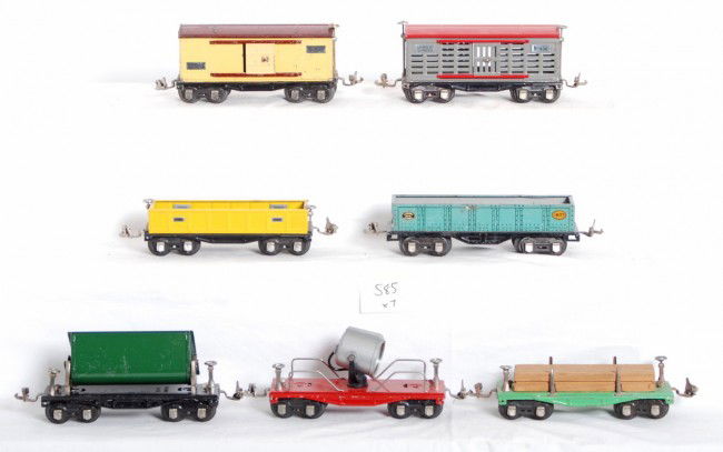 Lionel No. 659, 620, 652, 651, 655, 656, 1677 frei: Prewar Lionel O gauge No. 659 dump car, 620 searchlight car, 652 gondola, 651 lumber flatcar, 655 boxcar, 656 stock car (repainted roof and door guides), and a 1677 gondola. Trains are clean and shiny