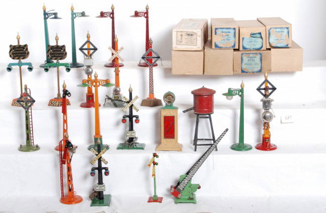 American Flyer lamp posts, danger signals, eight O: Prewar American Flyer narrow and wide gauge operating accessories and some original boxes. Semaphores, lamp posts, danger signals, crossing signals, water tank, cross crossings cautiously signs, etc.